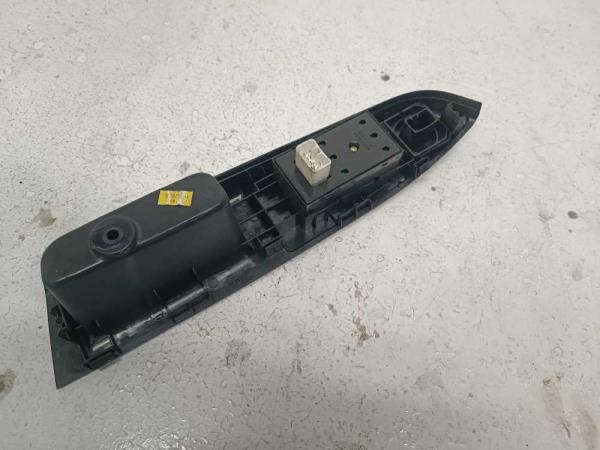 BOUTON LEVE VITRE HYUNDAI GETZ ( 2 VITRES ) - Vue 2